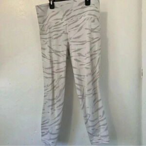 ATHLETA Salutation‎ Stash Gray Zebra Stripe 7/8 Tight Leggings Size Large